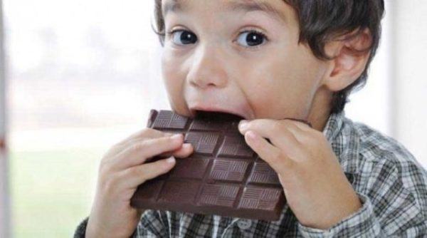 remedios-para-el-mareo-comer-chocolate