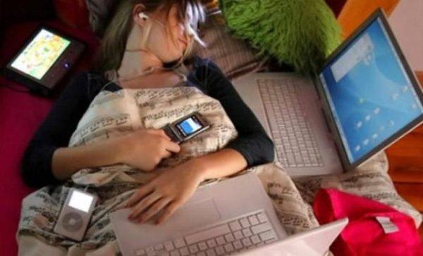 por-que-es-malo-dormir-cerca-de-aparatos-electronicos-dormir-con-dispositivos-electronicos