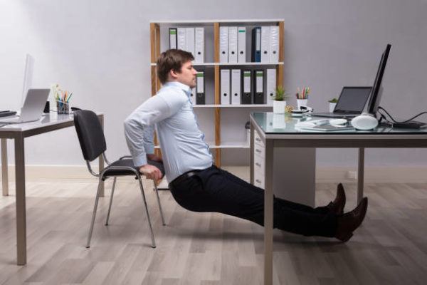 Ejercicios para hacer mientras trabajas en la oficina ejercicio de abdominales 