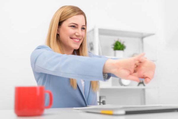 Ejercicios para hacer mientras trabajas en la oficina ejercicio de brazos 