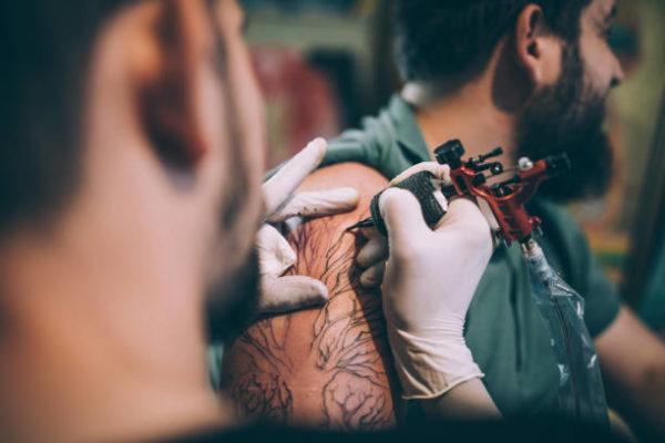 Que enfermedades puede producir un tatuaje 