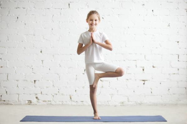 Yoga para ninos beneficios consejos y las mejores posturas Vrksasana 