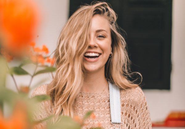 Mujer feliz con agua micelar casera